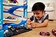 Hot Wheels City Trackset mit 1 Auto, 2-in-1-Rennturm, von Einzelbahn in zweispurige Rennbahn umwandelbar, manueller Aufzug, HKX43