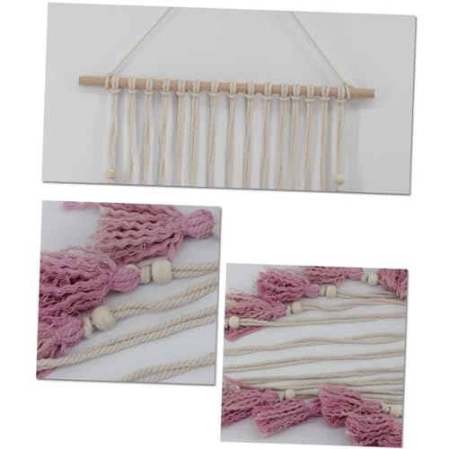 Tapiz de macramé para pared con detalles geométricos decorativos en color rosa