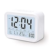 【Táctil y Transmición de Voz】 Un reloj despertador digital de transmición de voz con sólo un toque, no hace falta consultar la pantalla, solo toca la parte superior y el reloj te anuncia las informaciones (NOTA: anuncio en inglés solo, y esta función se puede desactivar con mantener presionado el botón M/HR durante 3 segundos).