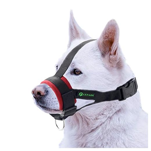 ILEPARK Bozal Suave para Perros Nylon Grandes Pequeños Medianos, Previene Mordidas, Ladridos y Que Mastiquen, Bozal Lazo Ajustable(M,Rojo)