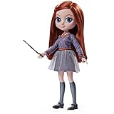 DETALLES AUTÉNTICOS: Los adorables detalles faciales de Ginny, la melena larga y el uniforme de Hogwarts hacen que este querido personaje cobre vida. Coloca a Ginny en posturas llenas de magia y recrea fascinantes aventuras