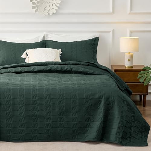Image of Bedsure Twin Quilt Bedding - Soft Ultrasonic Twin XL Bedspread - Dark Green Coverlet Quilted Bedding - Lightweight All-Season Comforter for All Seasons, 68x86 Inch