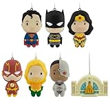 C'est un mystère que vous recevrez les designs DC Comics. Le lot comprend 2 décorations de Noël Hallmark (2 boîtes aveugles, 1 décoration chacune) emballées au hasard.