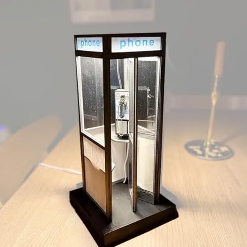 Iconica cabina telefonica retrò forma e design: questa lampada retrò cattura il fascino nostalgico di una cabina telefonica classica con la sua forma distintiva. La piccola lampada vintage presenta una cornice classica e un'estetica delle luci in stile villaggio, rendendola un pezzo decorativo straordinario che aggiunge carattere a qualsiasi stanza con la sua silhouette unica