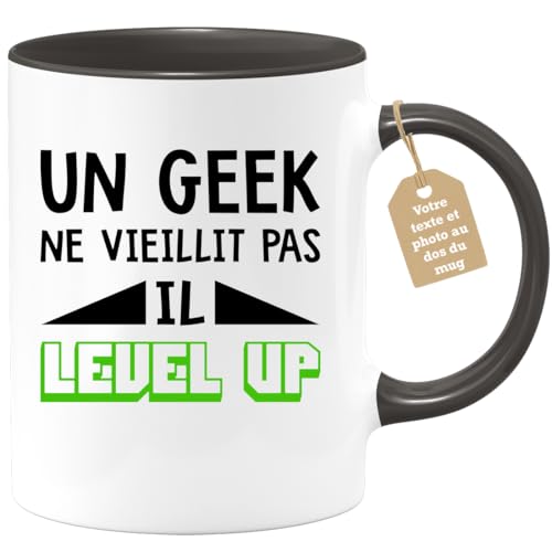 quotedazur Café-Croissant - Mug Personnalisable Texte Photo Humour Anniversaire Un Geek Ne Vieillit Pas Il Level Up - Cadeau Noël Original Adolescent Tasse Nerd Gamer Homme - Noir/Céramique