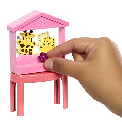 Barbie Skipper erste Jobs - Spielset mit 3 Puppen und 15+ Zubehörteilen für Babysitting-Geschichten, inklusive Staffelei mit Farbwechseleffekt, für Kinder ab 3 Jahren, HND18