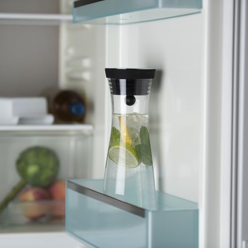 Foto von WMF Basic Wasserkaraffe 1,5 l, Glaskaraffe mit Deckel 1,5 l, Silikondeckel, CloseUp-Verschluss aus Cromargan-Edelstahl, inkl. Sieb zum Zurückhalten von Eiswürfeln und Früchten