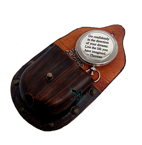 Brújula de latón plateado con cadena y funda de cuero – Botón pulsador tipo bolsillo con grabado inspirador
