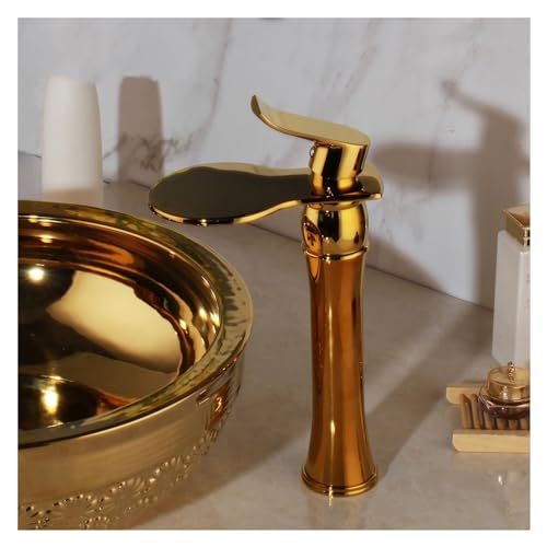 Robinet de lavabo de salle de bains doré pour une routine matinale moderne