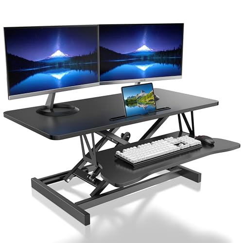 Mihoho Regolabile in Altezza in Piedi scrivania sedersi a Stare Molla a Gas Riser convertitore, postazione di lavoro per doppio monitor e laptop con ampio vassoio per tastiera (90centimetro)