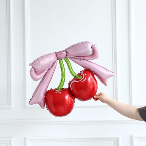 Guirlande de ballons cerises et arche décorative de mariage chic