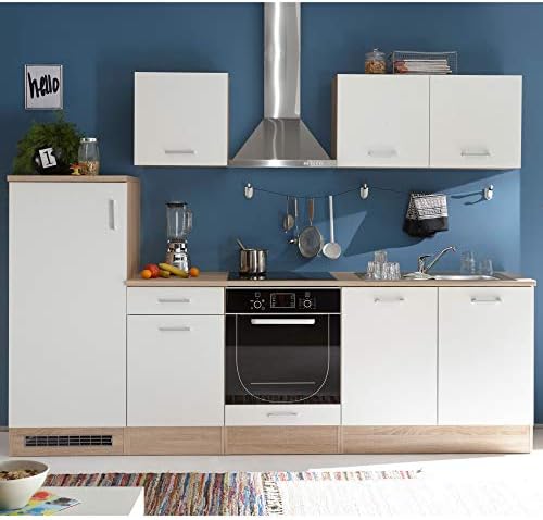 Geräumige Einbauküche mit eleganten Griffen und viel Stauraum für alle Küchenutensilien.