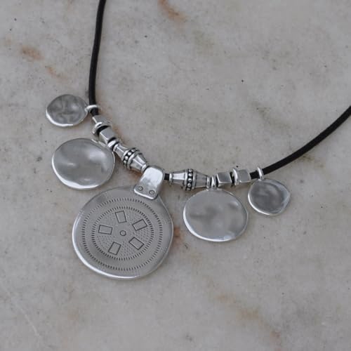 Collier médailles argentées chaman Les Poulettes au design ciselé - 4