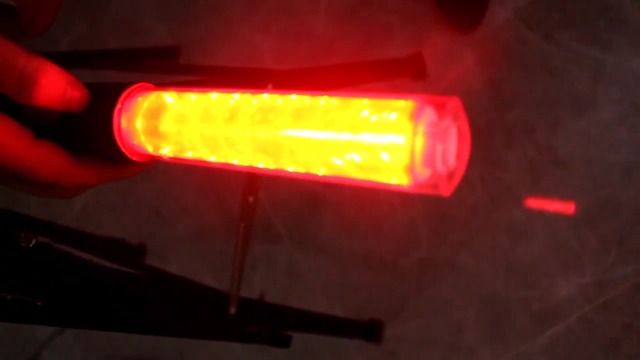 Bastone Luminoso LED Rosso 41cm - Impermeabile Per Traffico, Parcheggi Ed Emergenze, 2 Modalità - Foto 5