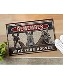 Funzioni: grazie alla sua resistente stampa a sublimazione termica su un solo lato, questo tappetino mantiene il suo motivo vivace nel tempo. Può essere utilizzato sia come elemento decorativo per la casa, la fattoria o l'ufficio, sia come pratico tappetino di benvenuto o per accogliere gli animali domestici. La sua bellezza è progettata per ricevere i complimenti di chiunque lo veda.