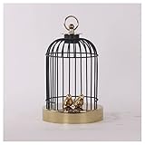 Esta jaula es lo suficientemente espaciosa para que los pájaros vuelen cómodamente y se puede decorar hermosamente con mucho espacio para que varios pájaros vuelen, hagan ejercicio o jueguen al mismo tiempo, y puedes agregar más perchas o juguetes a voluntad.