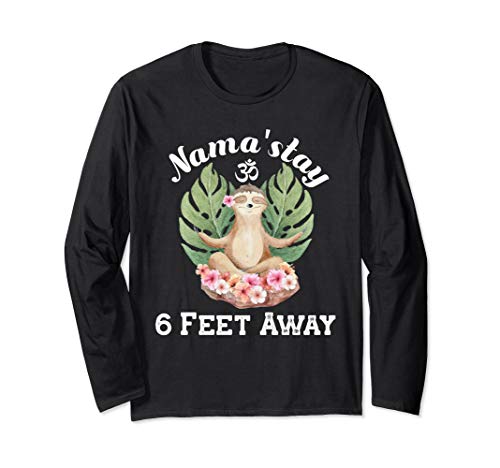 Namastay 6 Feet Away Yoga Faultier Meditation Geschenkidee Langarmshirt