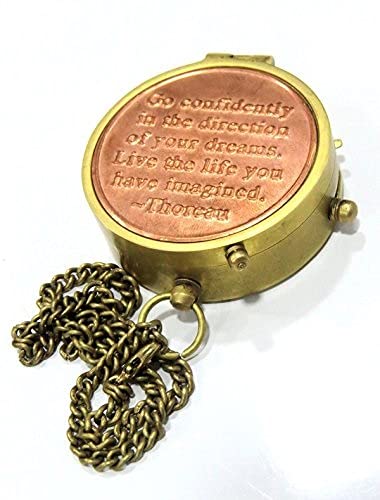 Brújula NauticalMart de Latón con grabado de cita 'Go Confidently' y estuche de cuero estampado miniatura 1