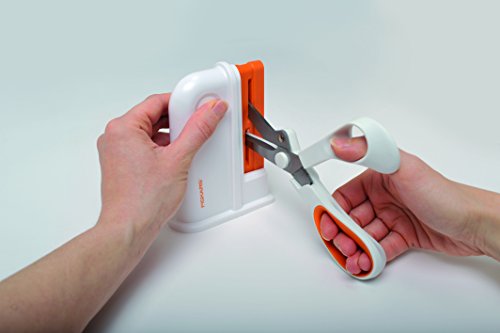 Miniatura 2 de Fiskars Afilador De Tijeras Universal, Para Tijeras Para Diestros Y Zurdos, Afilador De Cerámica Cubierta De Plástico, Blanco Naranja, 1020499