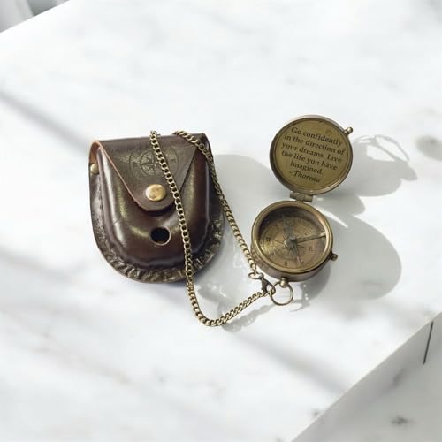 Brújula Vintage de Latón con Estuche de Cuero y Cita Inspiradora – Brújula Náutica Antigua con Cadena – Regalo Coleccionable para Viajeros y Exploradores