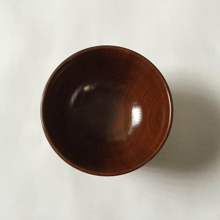 美しい古美術蔵から美しい白椿の花が描かれた夏茶碗の様な楽印の陶器