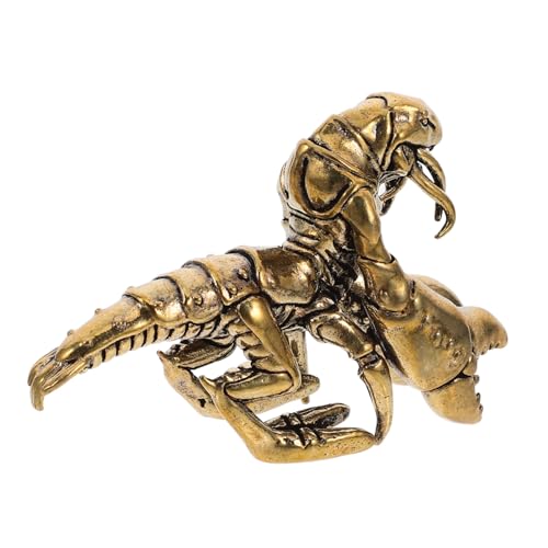 Sculpture de guerrier homard en laiton contre décor fade