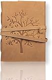 Abalorio rústico: impresionante árbol antiguo en relieve en la cubierta frontal con una correa de cuero que mantiene tu diario cerrado y también actúa como un práctico marcapáginas. Ribete de cuero cóptico cosido a mano que asegura las páginas firmemente mientras añade el encanto vintage de nuestros diarios atemporales. Este cuero de personaje antiguo tiene un olor increíble