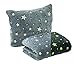 Produktbild MAXXMEE Kuschelkissen wandelbar zur Kuscheldecke 'Glow in the dark' | Verwandelt sich durch Öffnen des Reißverschlusses in eine kuschelige Decke, Sterne laden sich tagsüber auf und leuchten im Dunkeln