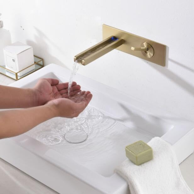 Robinet de lavabo or brossé pour stopper les éclaboussures eau chaude