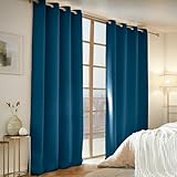 Cette paire de rideaux unis est occultante et prête à poser. Chaque panneau mesure 140 cm de large sur 240 cm de haut, offrant une couverture suffisante pour une fenêtre standard. Les rideaux sont fabriqués en polyester opaque, garantissant une protection efficace contre la lumière extérieure et assurant une intimité optimale. Ils sont équipés de 8 anneaux en métal, ce qui facilite leur installation sur une tringle à rideaux. Ces rideaux sont disponibles en plusieurs couleurs, permettant de les assortir à différents styles de décoration intérieure.