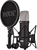 Rode NT1 Serie Signature Bundle de grabación en negro con interfaz Focusrite Scarlett Solo, auriculares StreamEye Cans50 y soporte de piso On-Stage MS7701B — ruido propio de 4 dBA, alimentación fantasma de 48 V, modo Air XLR 4