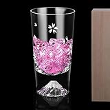 【商品詳細】サイズ：口径約6.5cm×高さ12.5cm　容量：約240cc（満水容量）　重さ：約250g　素材：無鉛ガラス　桐箱のサイズ:長さ9×幅9×高さ15cm　梱包重量：約370g　内容:桜切子タンブラー×1 【精密加工】富士山グラスは、熟練のマイスターによる手吹きと丁寧な彫刻が施され、各工程で厳しい品質チェックが行われています。 富士山の形、雪の処理、峰と腰の間隔、カップ本体の直立性、壁の厚さ、グリップの感触、桜の絶妙さなど、すべての面で厳しく管理され、1本1本が唯一無二の極上の芸術品と...