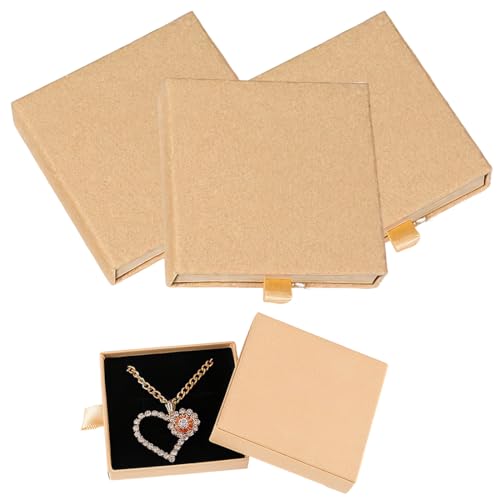 Contenuto della confezione: Riceverai tre scatole regalo quadrate color kraft, pensate per presentare gioielli pregiati in modo pratico ed elegante, aggiungendo un tocco di raffinatezza alla tua esperienza di regalo.