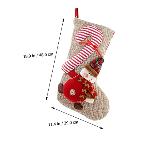 Noël décorations pour le sapin familial et chaussettes tricotées