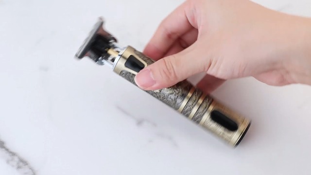 Professionele tondeuse voor heren, snoerloos, met led-display, baardtrimmer, elektrische langhaartrimmer, USB-oplaadbaar, T-lemmet met 4 kammen, voor mannen en kappers - Image 8