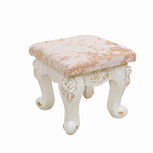 Table basse et canapé sublimés par ce petit tabouret blanc
