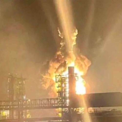 Page de couverture de Huge explosions across Russia as Ukraine blows up more key oil facilities & ‘massive losses’ reported around Kupyansk