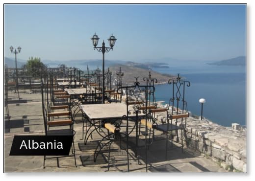 Aimant de réfrigérateur vide avec meubles forgés surplombant la ville au bord de la mer, Albanie,