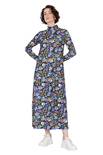 Robe tricot col montant au bureau comme en soirée pour un style chic quotidien