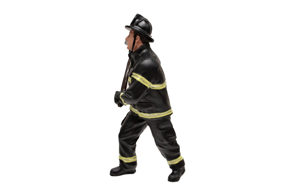 Amazon.co.jp: 1/18 American Diorama 消防士 斧を構える Firefighter