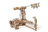 Este kit de modelismo es uno de los juegos de puzle 3D DIY más sofisticados de Ugears. El kit de construcción consta de 726 piezas, que se combinan en tres módulos diferentes: torre de control, helicóptero y avión. El avión y el helicóptero pueden moverse, volando alrededor del eje principal de la torre de control