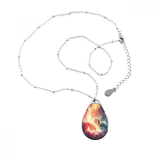 Illustration bleue de nébuleuse sur collier pendentif femme tendance