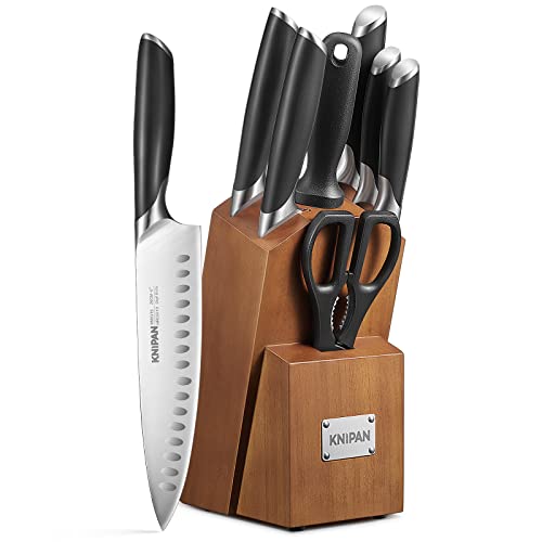 Set di Coltelli in Cucina: il ceppo di coltelli da 8 pezzi è una serie di coltelli ideale per i principianti. Il set è composto da un ceppo in legno, un coltello da chef da 20 cm, un coltello da carne da 20 cm, un coltello da pane con doppia seghettatura da 20 cm, un coltello da preparazione da 13 cm, uno spelucchino da 9 cm, un acciaino per affilare e forbici da cucina.