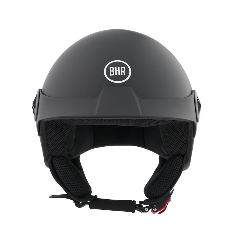 LEGGERO & PRATICO: 833 PEAK è la rivisitazione in chiave moderna del classico casco vintage demi-jet con visierino. Il design più moderno ne conferisce un look più sportivo e compatto. Con un peso contenuto di soli 1180gr (+-50gr), il casco risulta particolarmente leggero e comodo durante la guida. Le dimensioni sono ideali per la maggior parte dei sottosella e bauletti. Fresco, compatto e leggero, questo demi-jet con visierino è il modello perfetto per la città