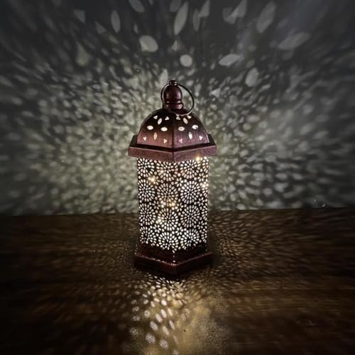 Farol de metal con efecto de latón estilo marroquí con gancho para colgar y luz LED para decoración del hogar y jardín, construcción de hierro alimentado por pilas en varios tamaños (mediano)