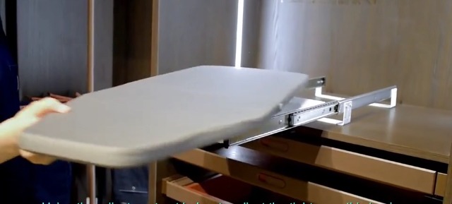 Asse Da Stiro Retrattile Salvaspazio - Estraibile E Girevole 180&deg; - Per Armadi E Mobili, Legno Resistente