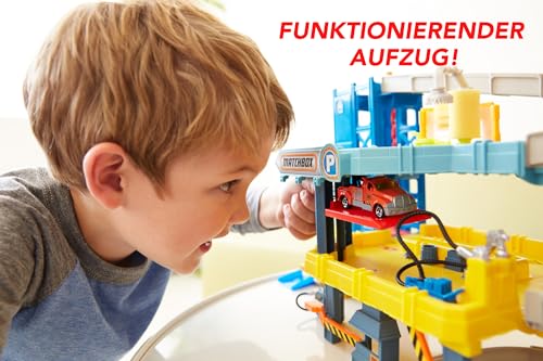 Matchbox Autorennbahn, 4-stöckig mit Rampe, Aufzug, Waschanlage und Abschleppwagen für Matchbox Autos, inkl. 1 Spielzeugauto, Auto Spielzeug, Spielzeug ab 3 Jahre, CJM67