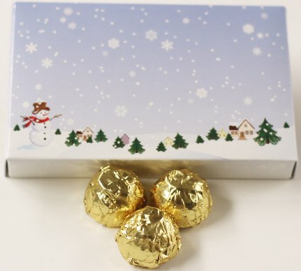 Scott's Cakes Caramelos de relleno de crema de arce de chocolate oscuro con láminas doradas en una caja de invierno de 1 libra