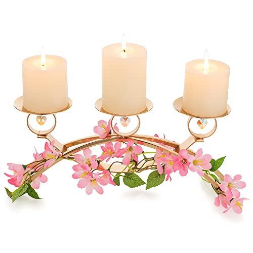 Bougeoir à 3 Bras pour Bougie Pilier - Bougeoirs Doré avec Pendentifs en Cristal Porte Bougie en Métal Bougeoir Decoratif Bougie Chandelier pour la Salon Centres de Table Décoration Mariage Maison Cover