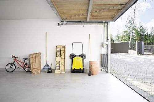 Kärcher Kehrmaschine S 4 Twin (Max. Flächenleistung: 2400m²/h, 2 Seitenbesen, Kehrbehälter: 20 l, Arbeitsbreite: 680 mm, platzsparende Verstauung, höhenverstellbarer Schubbügel), Faltbar